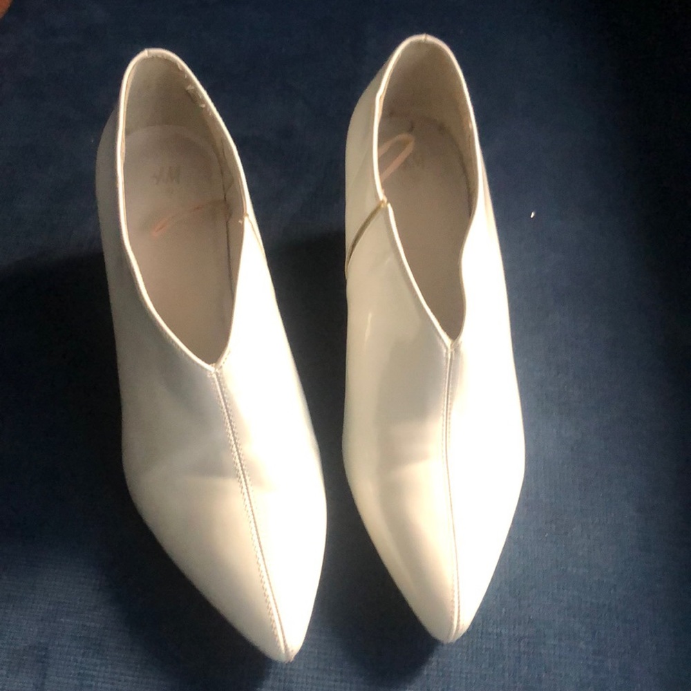 WHITE PATENT LEATHER BOOTIES
